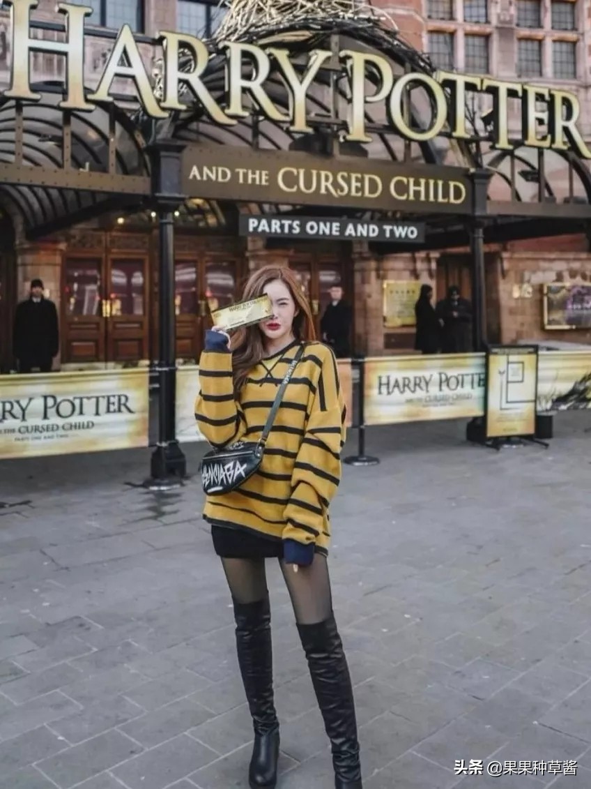 杨幂黑色字母袜王牌对王牌,杨幂格子衫高筒靴秀逆天长腿