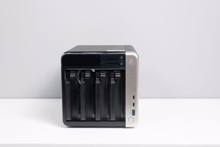 推荐一款简单精致的电脑桌 (实木电脑桌效果图大全2015款)