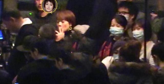 马伊琍一路疾走尽显干练,马伊琍黑裙登台精致迷人楚楚动人