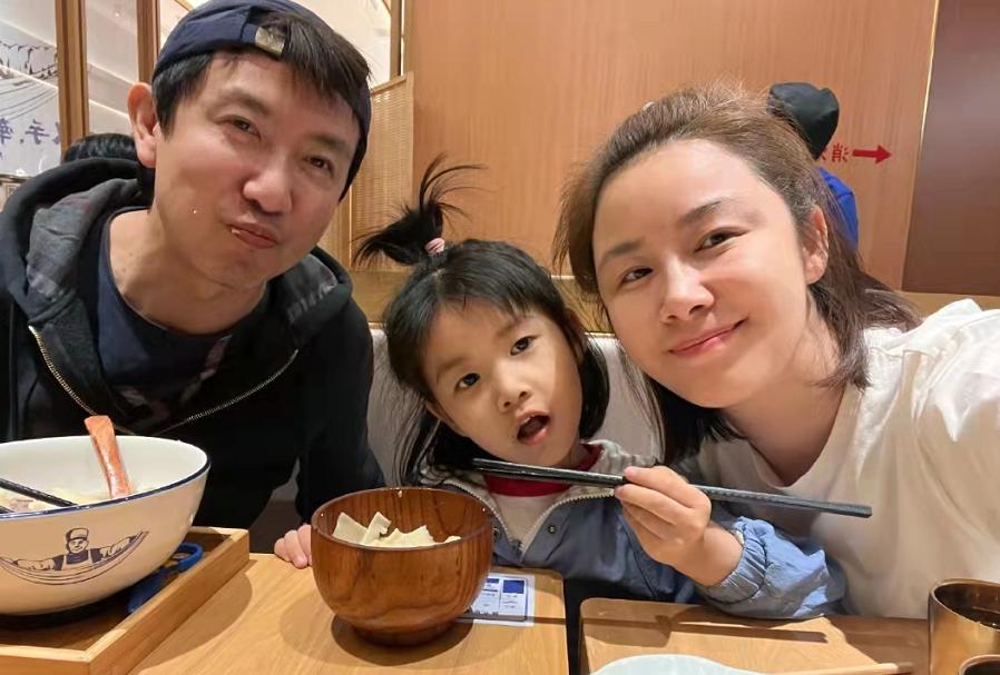 李呈媛人生大事,鄢颇与妻子李呈媛的全家福