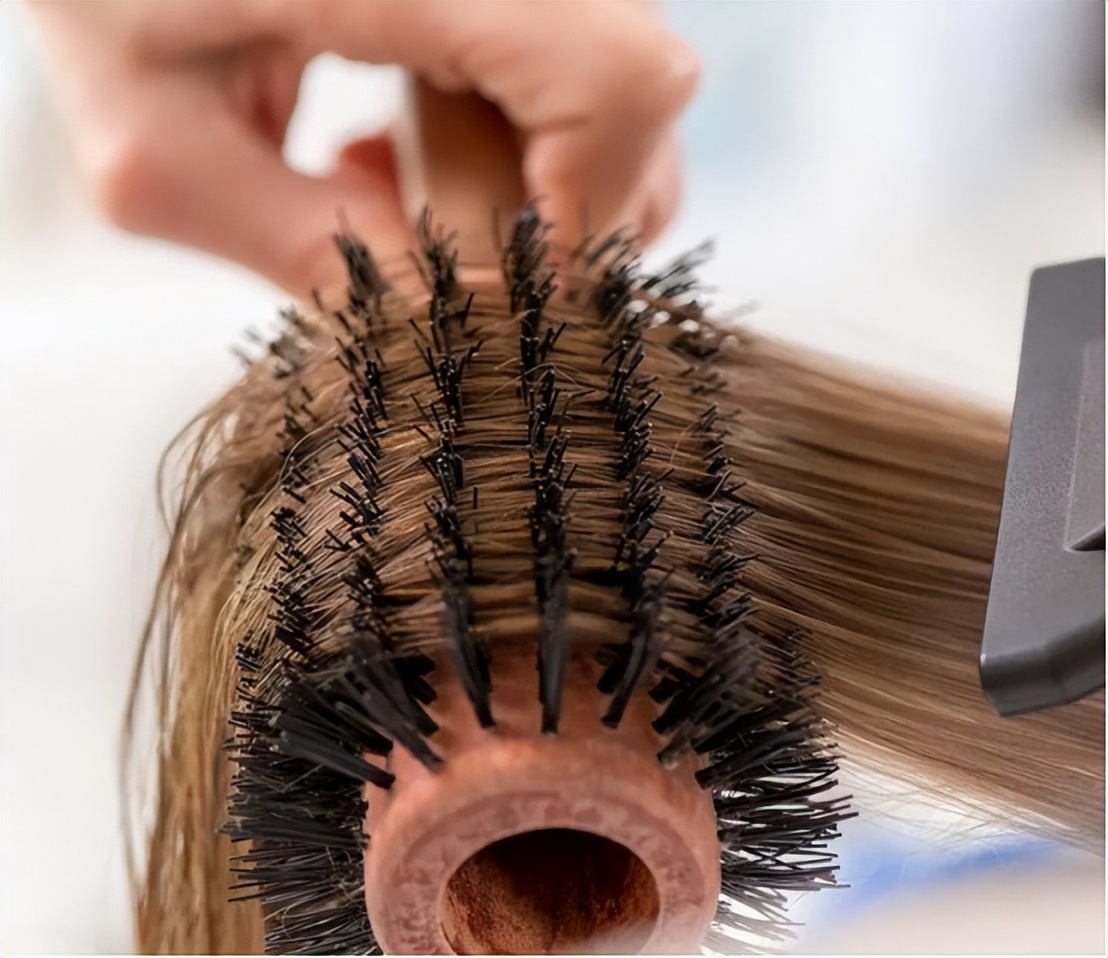 男生洗完头发自然干还是吹干,洗完头要吹干还是自然干