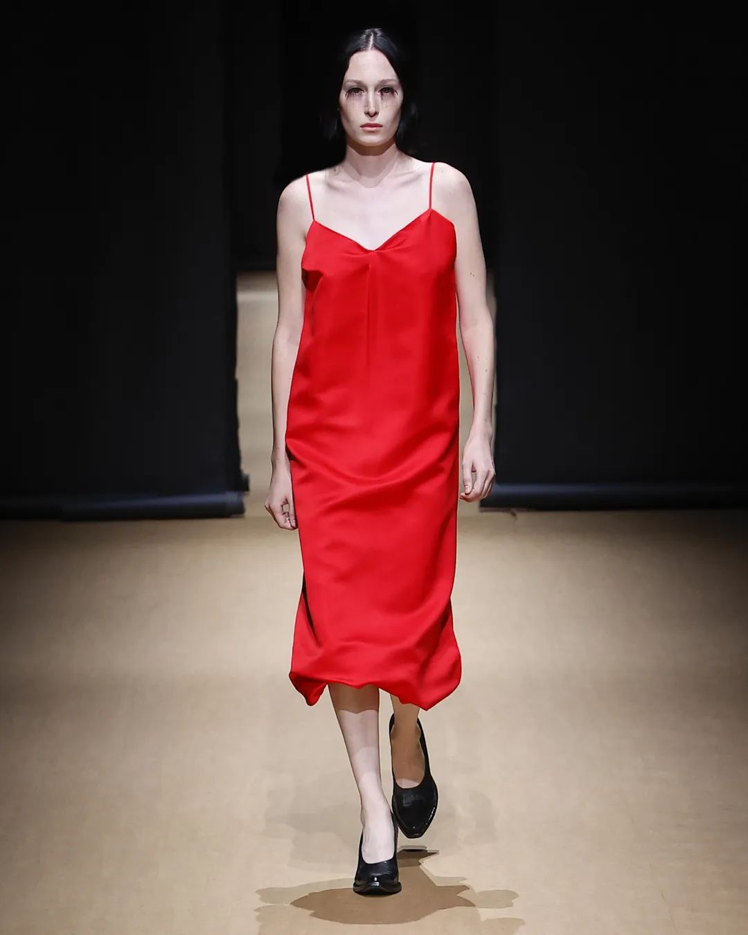 在Prada的戏梦中，以对立之境现原生之美