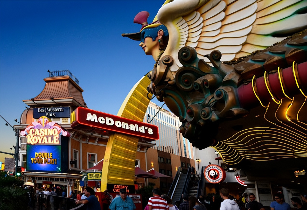 麦当劳里面的制服,麦当劳制服一样吗