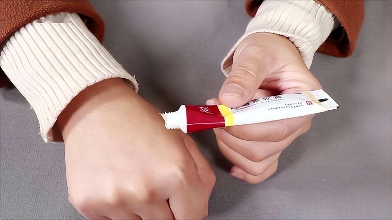 红霉素眼膏能治老年斑,红霉素软膏为什么不能消除老年斑