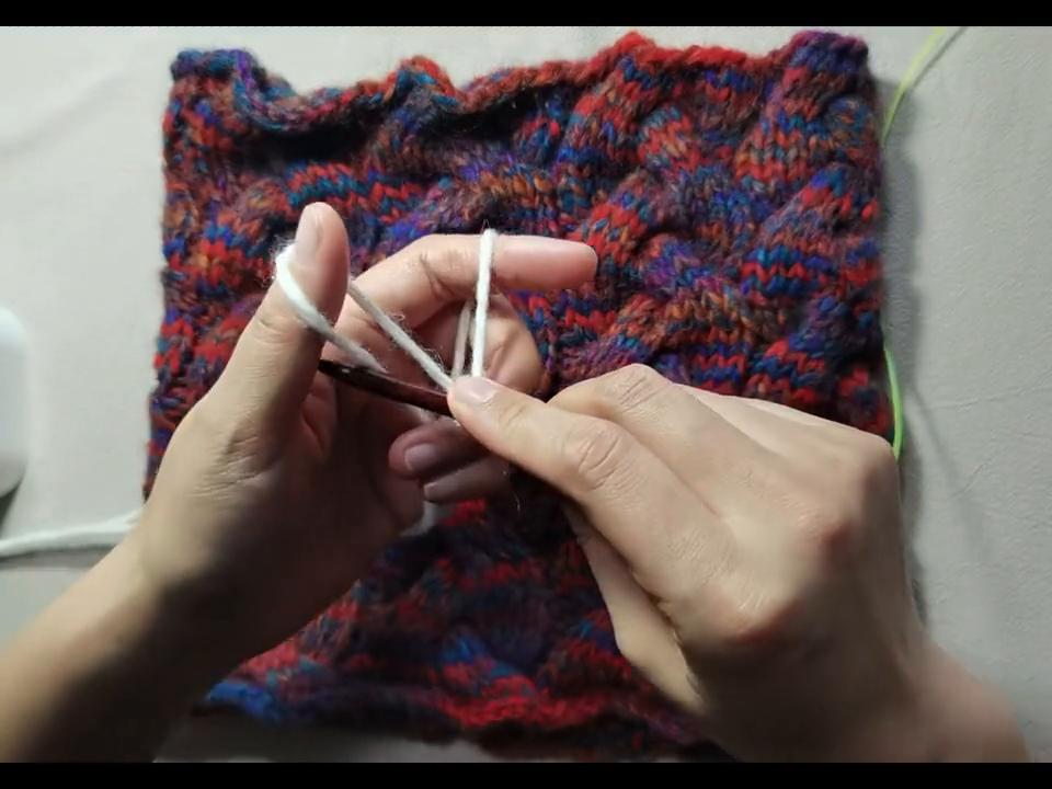 用围脖神器怎么织围脖教程,山羊绒麻花交叉穿孔围脖