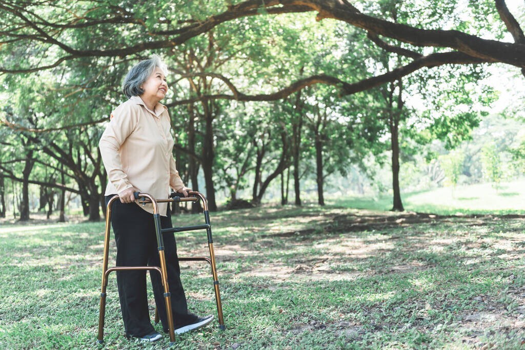 上了年纪后老人身上的“老人味”,可能是疾病先兆