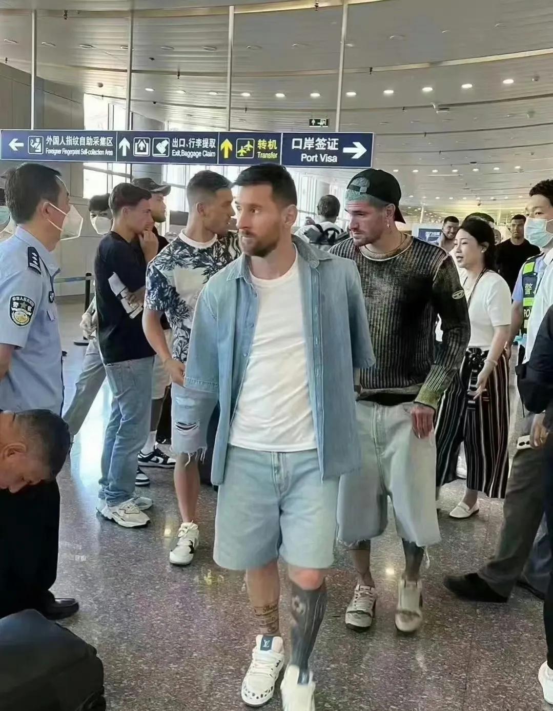 梅西现身球场众球迷欢呼北京小伙,梅西出场时观众的尖叫视频