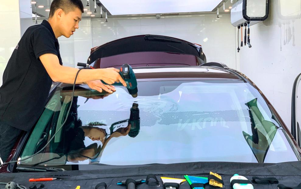 车窗膜刚贴完小水泡会自己消失吗,挡风玻璃膜刚贴完有小水泡正常吗