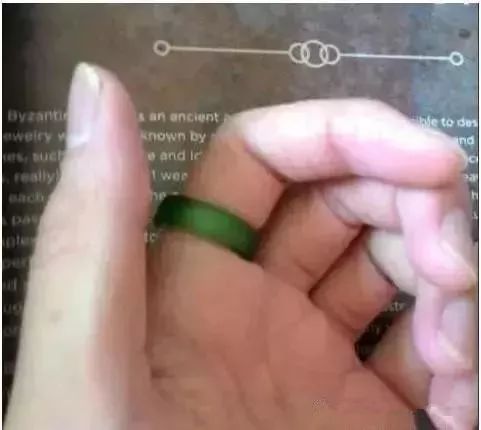 啤酒瓶做帝王绿翡翠,高人拿啤酒瓶做翡翠