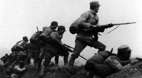 历史小说：负责断后的战士不但击退鬼子，还把鬼子车站炸个稀烂