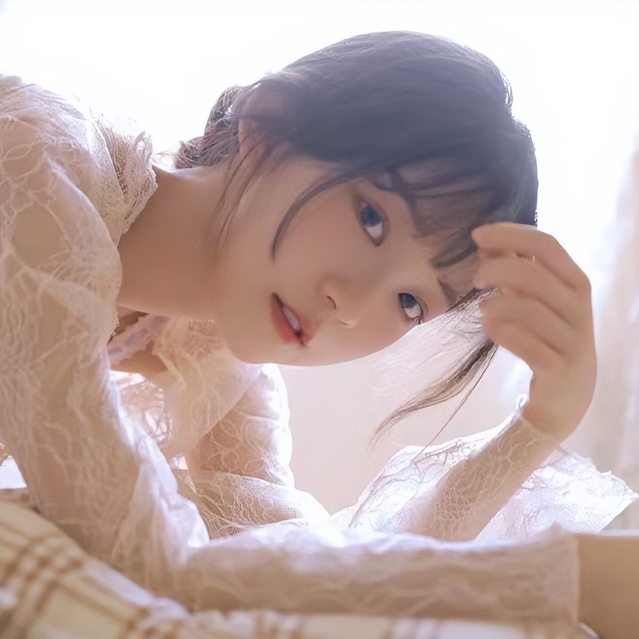 为什么头发上总是有卷卷的毛,头发是卷的眉毛是直的