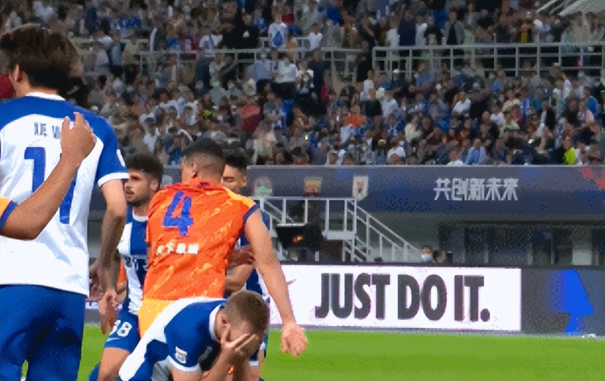 中超太乱了！俱乐部嘲讽足协，冲突犯规罚单不断，裁判险些被揍