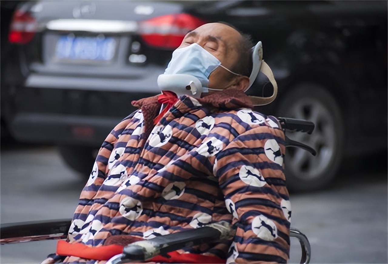 2015年，安徽女孩上街“扮牛”让人骑5元一次，背后隐情催人泪下