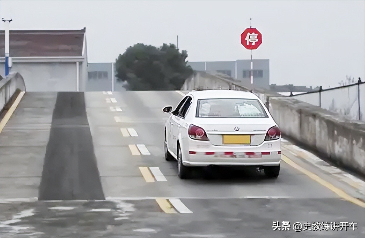手动挡车坡道起步总熄火，教练讲2种起步方法，新手司机要记牢
