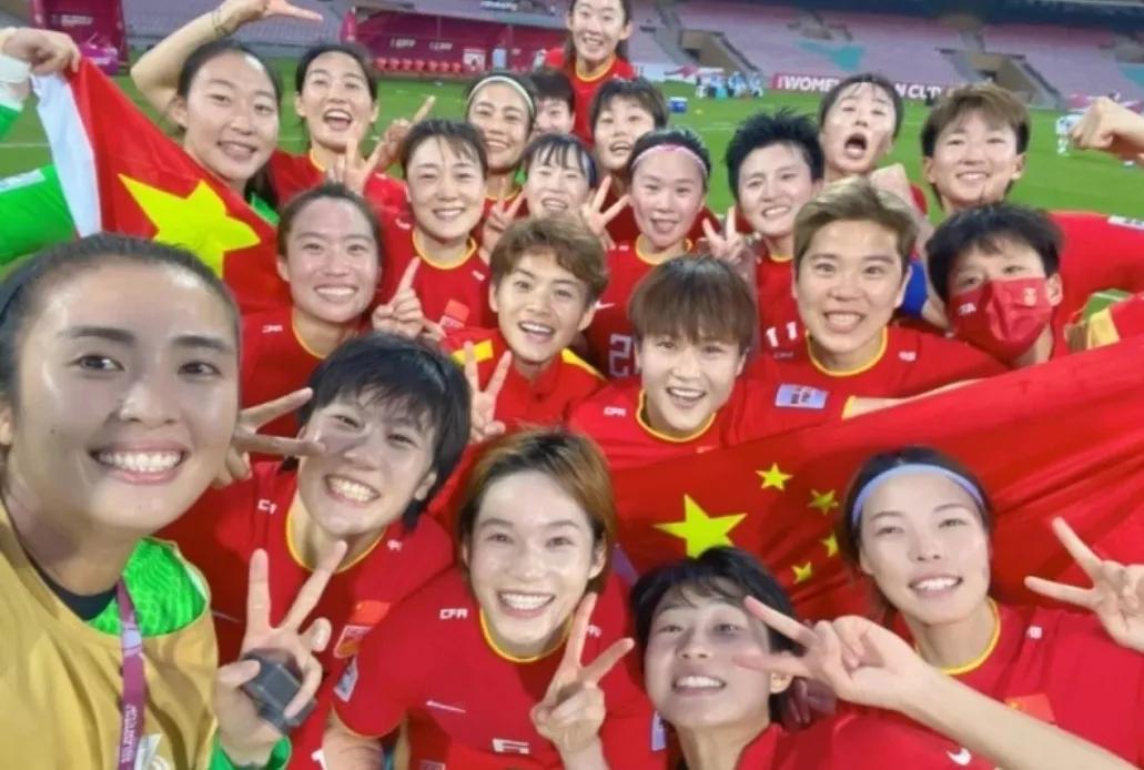 吴曦禁区外凌空抽射,吴曦躲球与女足挡球视频