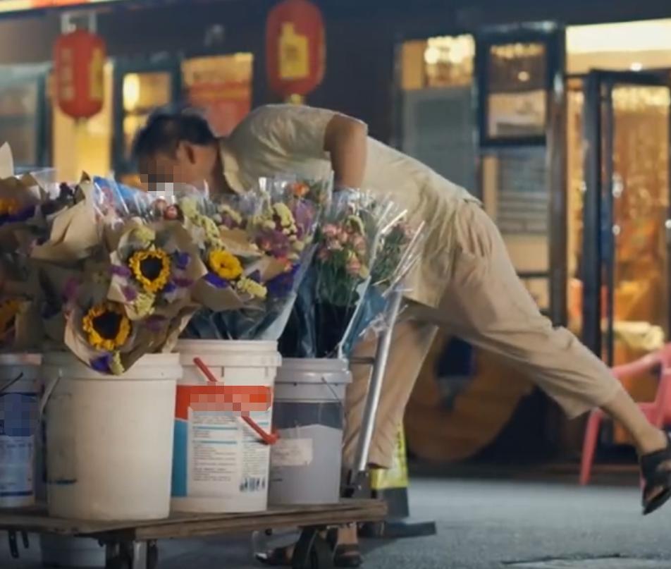 大叔深夜回收废弃花朵卖给花店，月入五千，有时还会有意外收获