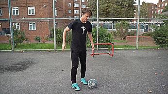 花式足球空中转圈技巧,简单实用的足球花式技巧