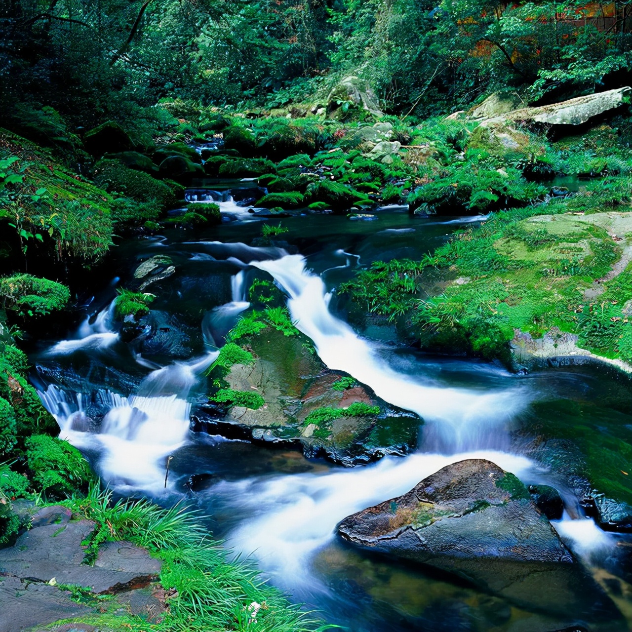 小溪哗啦哗啦的流着改为拟人句,小溪可以改为拟人句