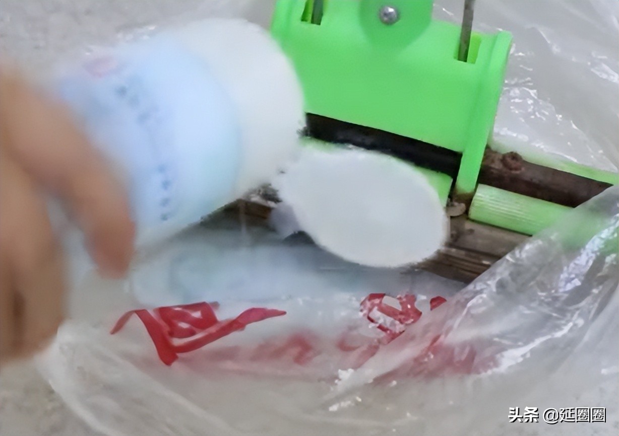 清洗又脏又硬的海绵拖把,海绵拖把脏了黑了怎么清洗