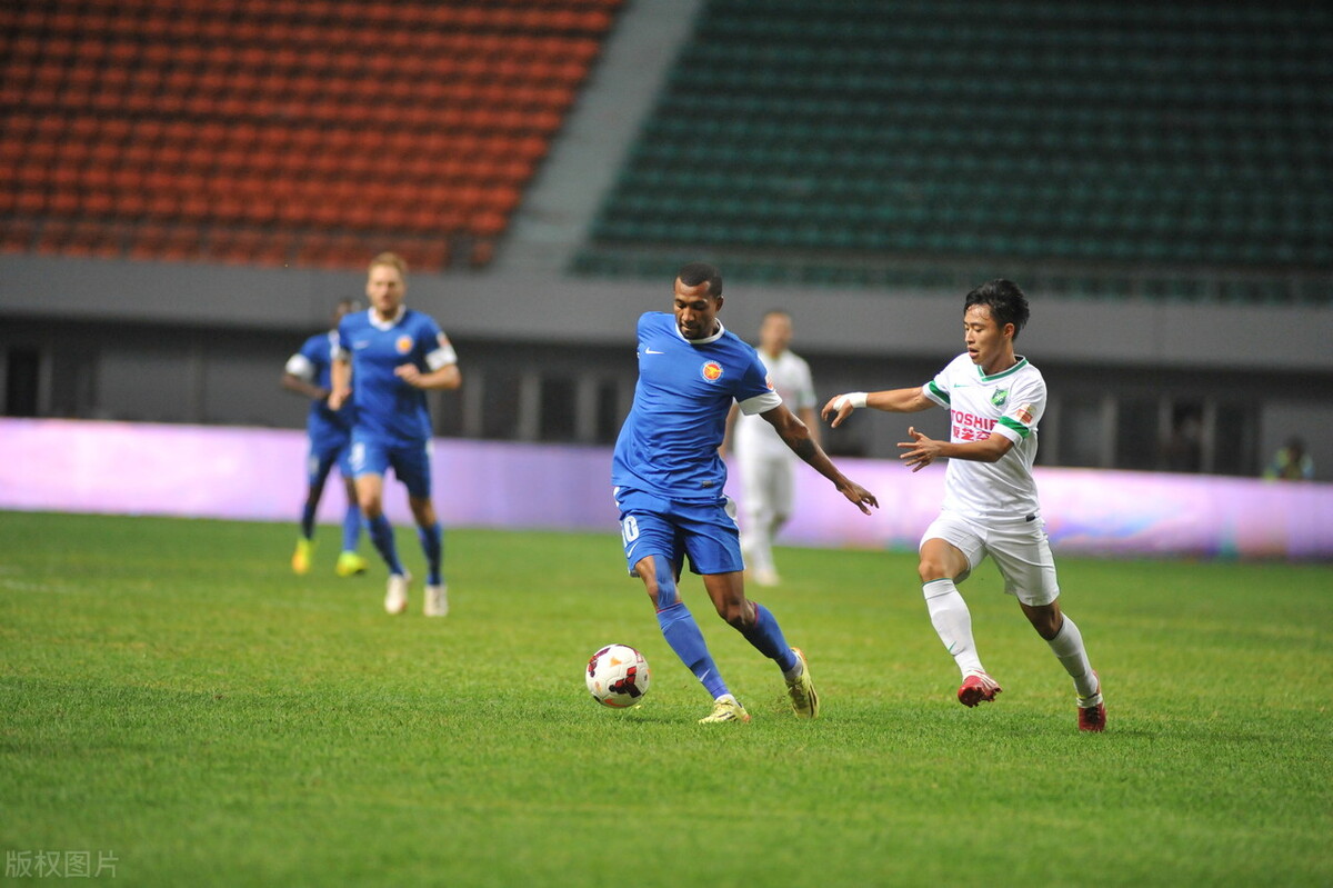 绿城球迷和毅腾球迷大战,前路无知己谁人不识君是什么意思