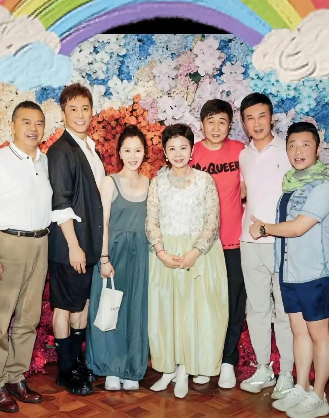 不婚、接廉价商演、走穴…一首歌唱一辈子的老牌歌星，现状各不同