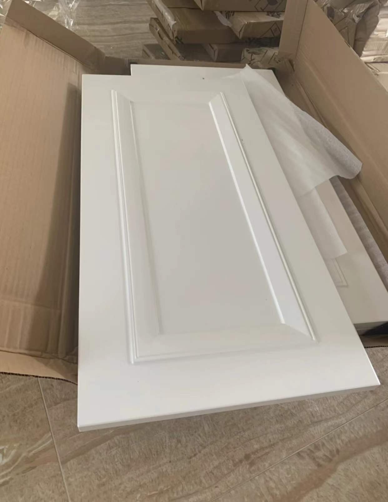 木工打柜子跟定制对比哪个实用,装修是定制柜子好还是木工现场做