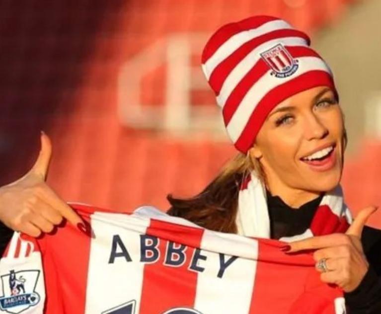 除了赏心悦目，足球宝贝在比赛起什么作用？为何球迷那么喜欢她们