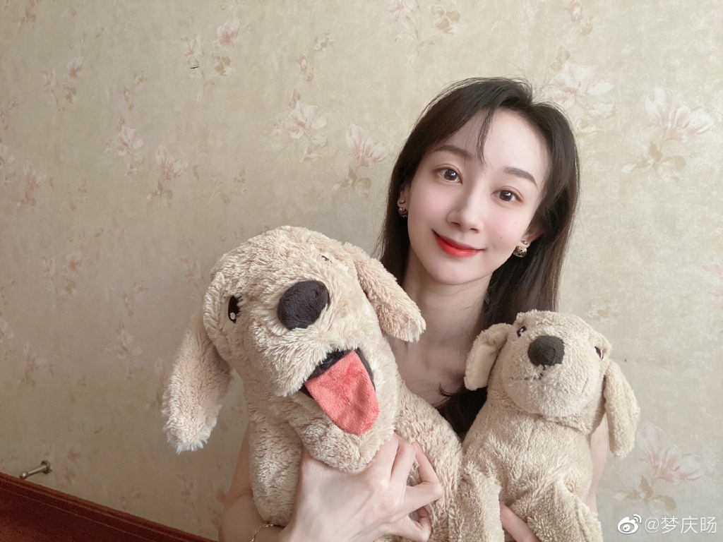 贾玲沈腾本色出演张小斐,贾玲张小斐2020微博之夜红毯视频