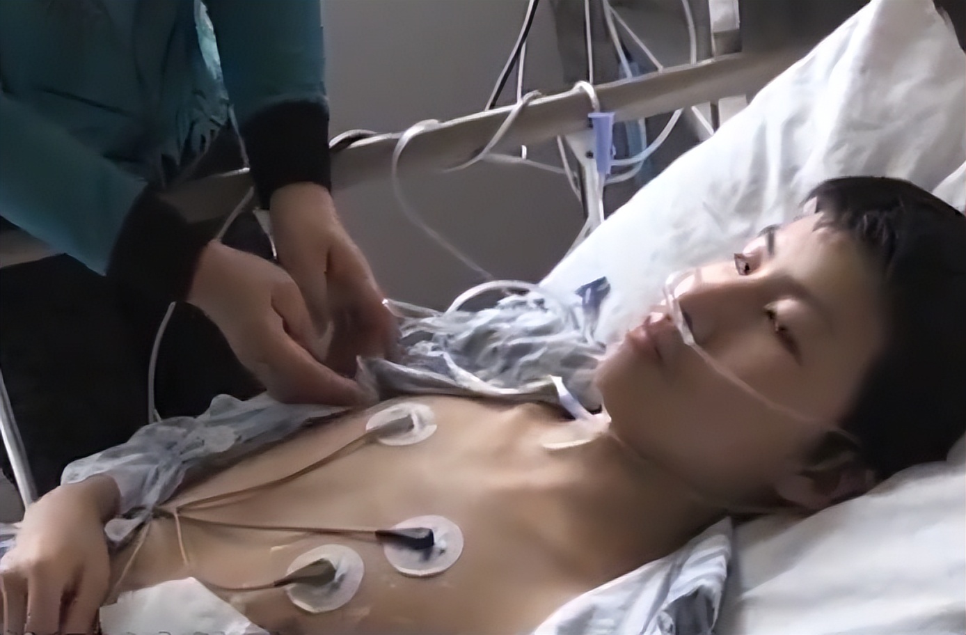 17岁男孩头痛被送进医院，医生一看X光片直接傻眼：没救了