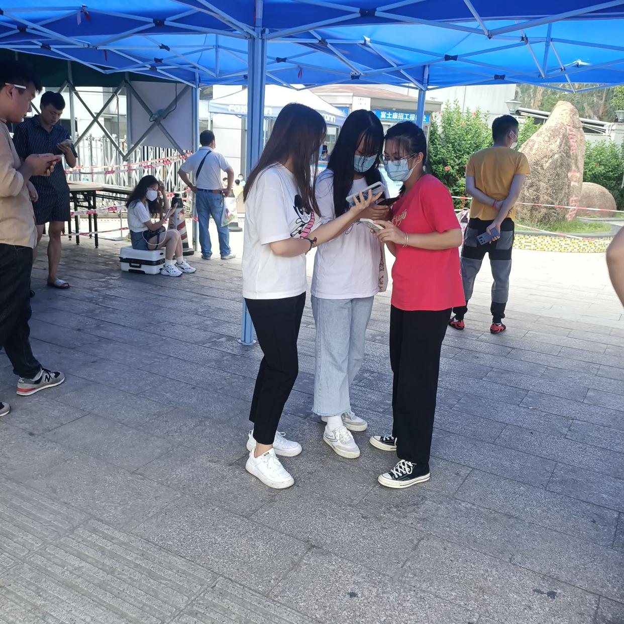 一个爸爸在线问：娃上学了，怎么把在家耍的老婆弄出去上班赚钱呢