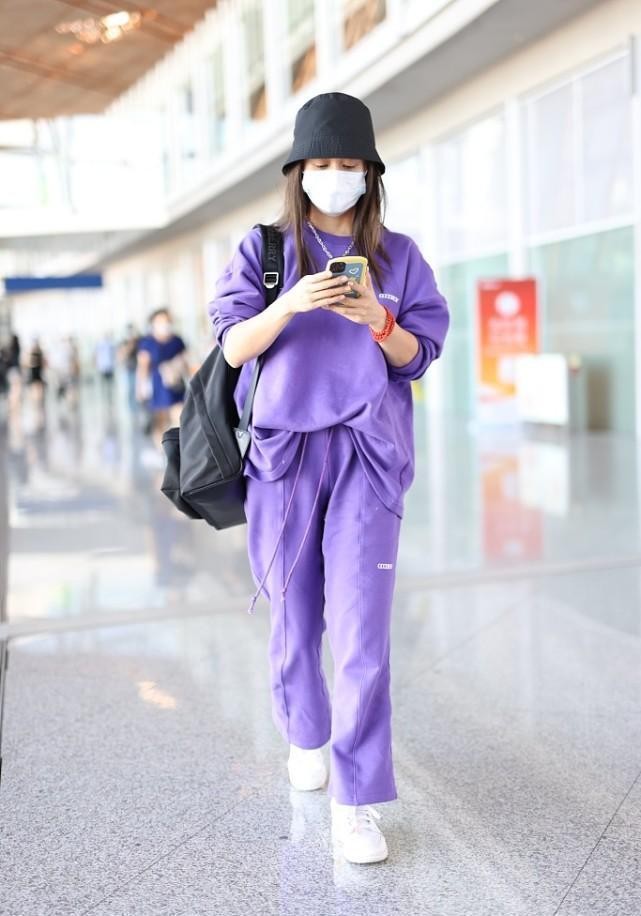 刘芸穿衣打扮风格,刘芸穿搭黑色长裙