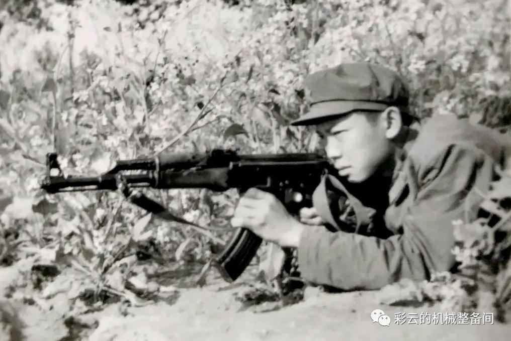 56冲的三棱*刀刺**折叠在护木下会划伤手吗？现代战争还会拼*刀刺**吗？