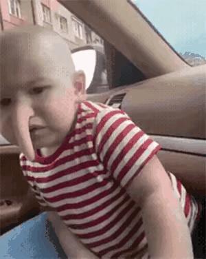 女子和同事打闹，用力过猛竟直接把*裤底**扯两半，羞得蹲地不敢起身