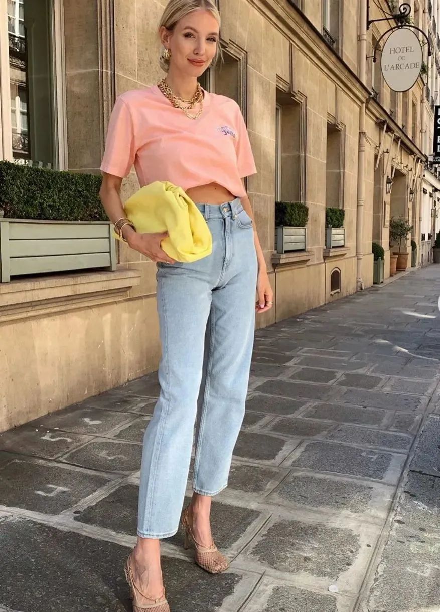 今年流行怎么穿t恤,今年最流行的减龄t恤