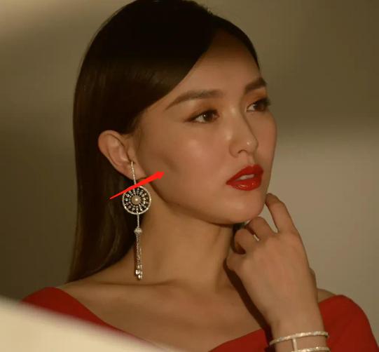 高鼻梁塌却很漂亮的女星,凸嘴短下巴的女人面相