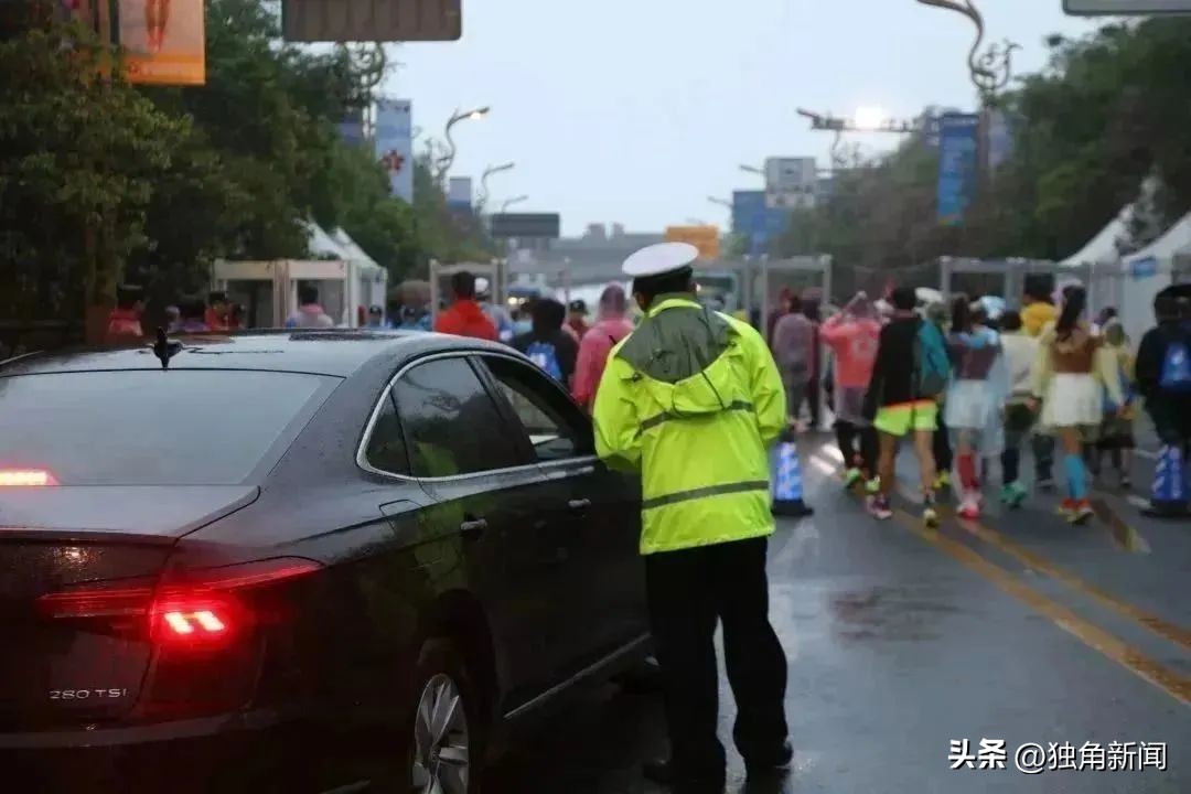 万人激情赛跑马拉松,四川万人马拉松