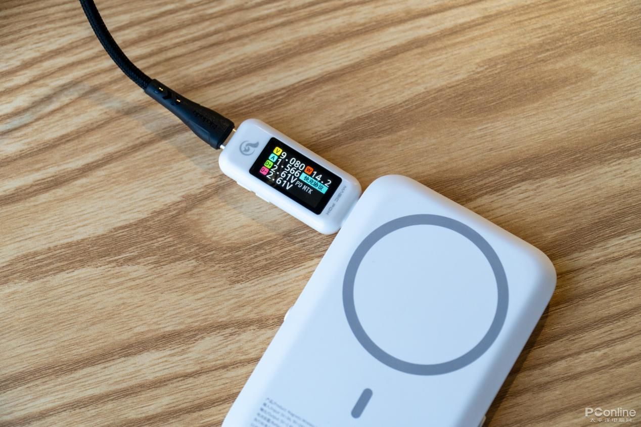 苹果透明探索版无线充电宝评测,网易无线充电宝vs麦多多