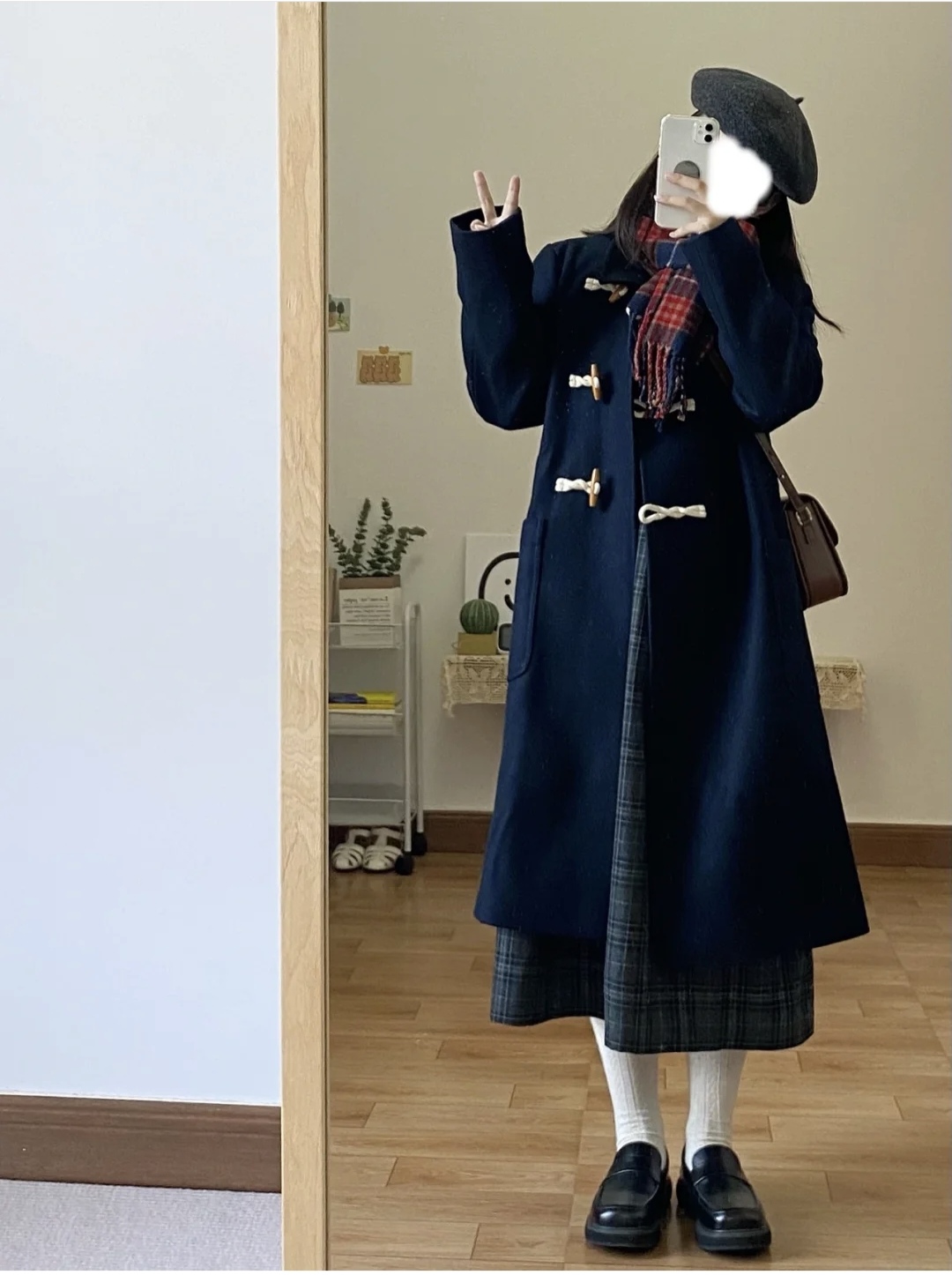 冬季流行鱼尾裙短款羽绒服穿搭,深色羽绒服搭配什么色的半身裙