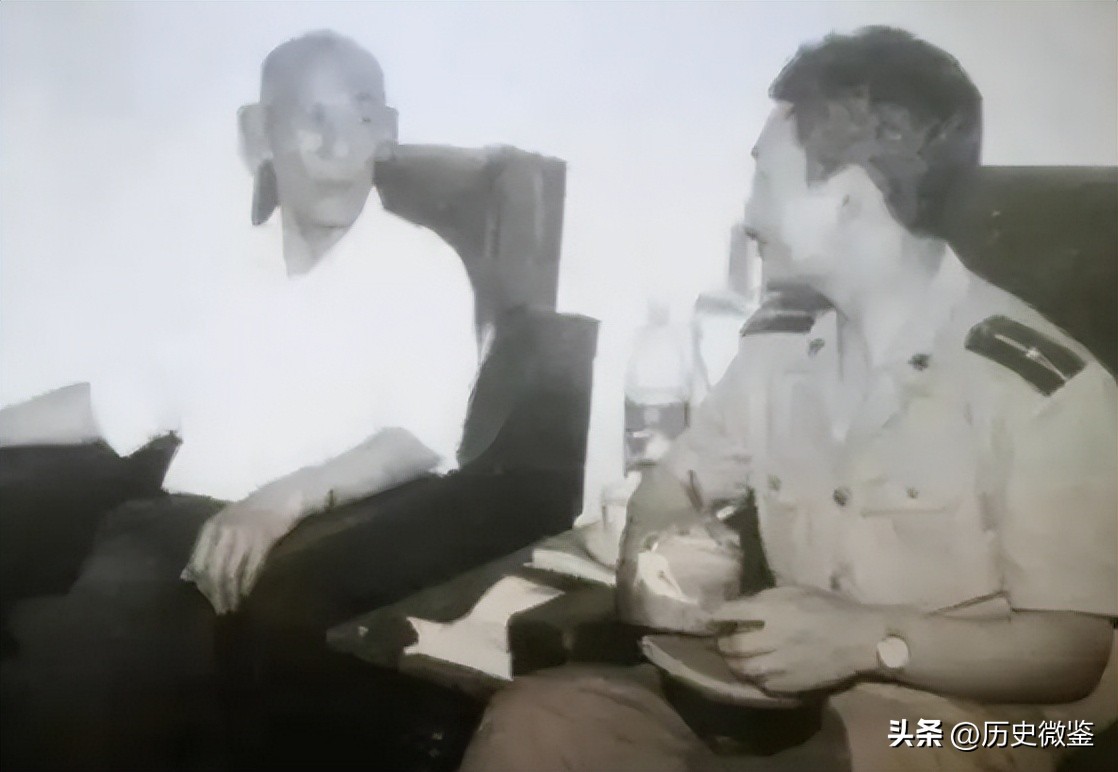 1990年，老农因儿子参军落选，拿出小学课本说：里面的烈士包括我