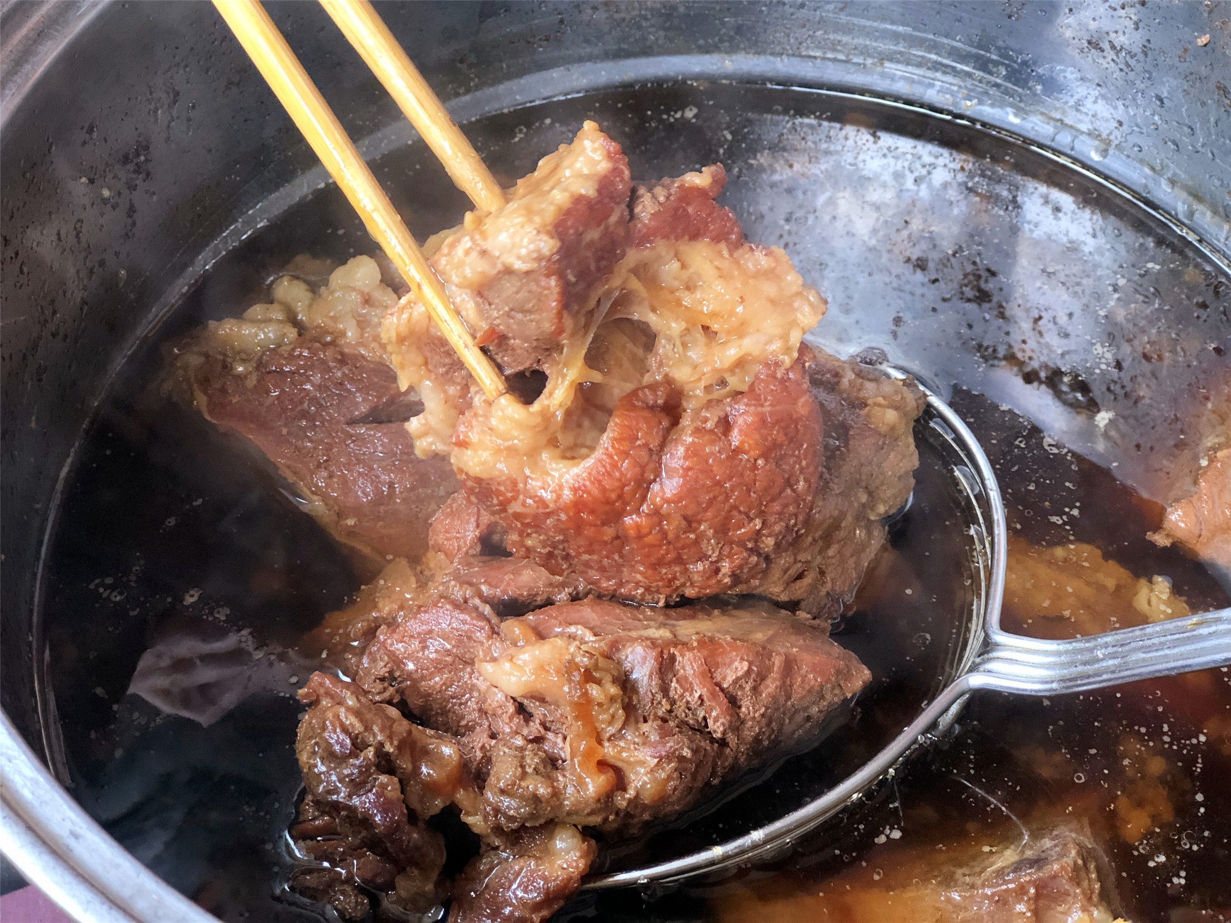 买牛肉颜色是粉色的还是深红色,买牛肉注意事项和方法