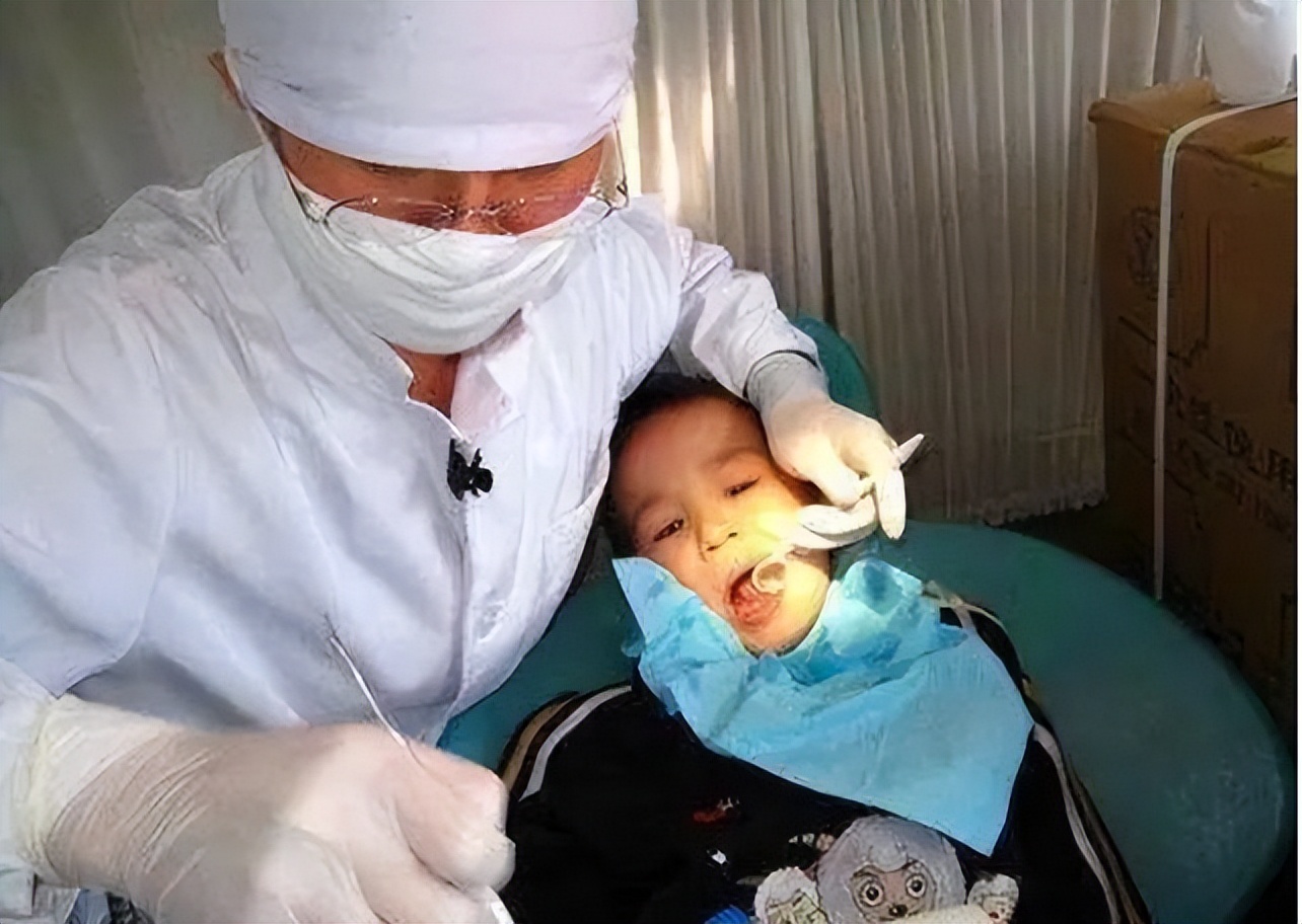 8岁女孩嘴巴臭,女童8岁嘴巴臭