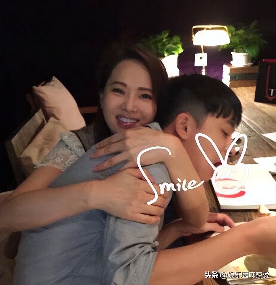 爱穿女装的哈利疑似公开恋情？网友担心他步入吴卓林的后尘