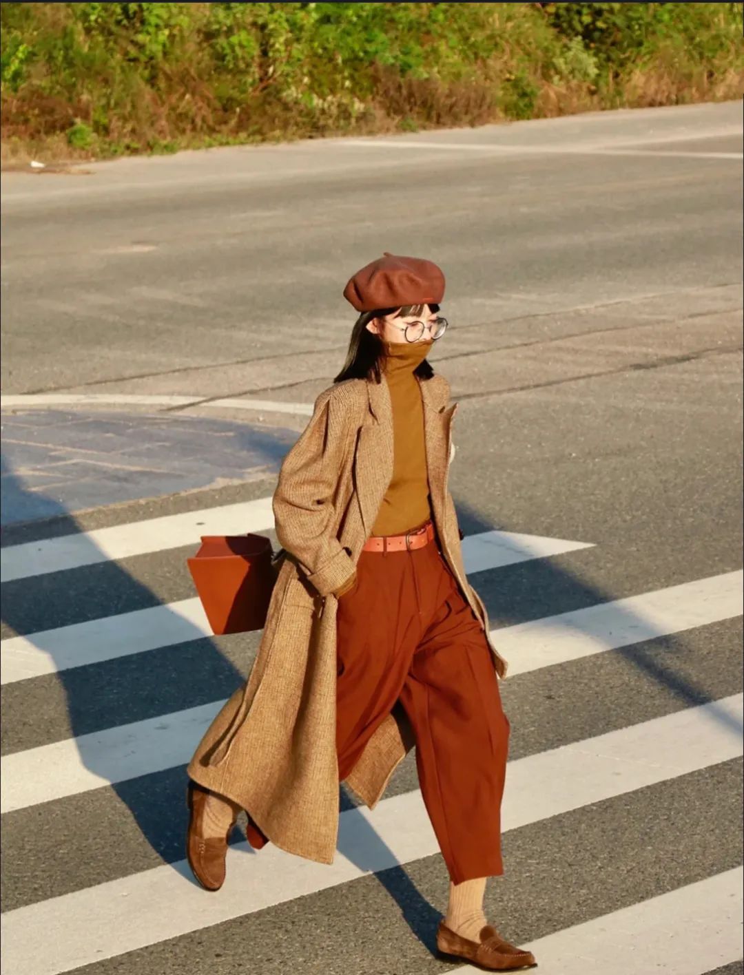 棕驼色大衣高级感穿搭,米驼棕大衣配什么颜色的内搭衬衫