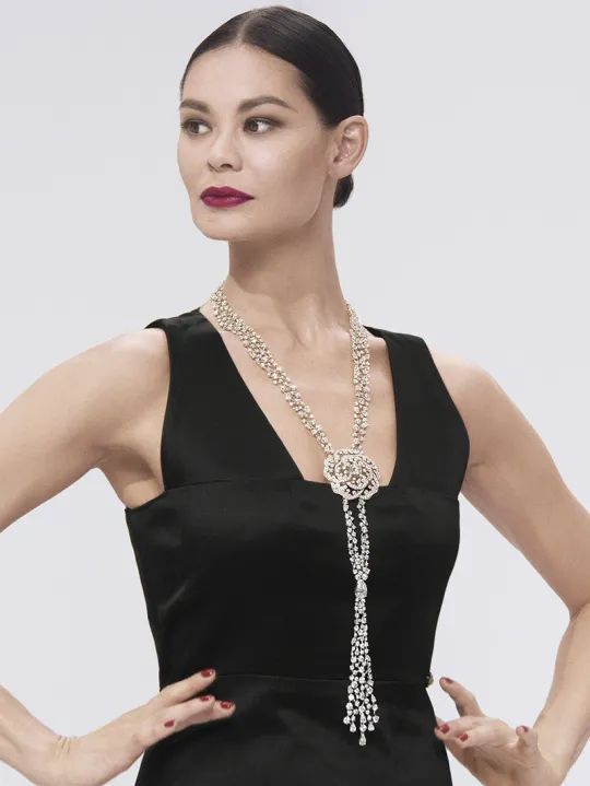 王冠要怎么戴才不会压塌头发,戴皇冠怎么能不掉