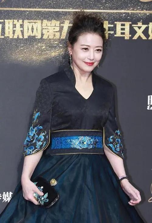 美女自有三分“龅”，不仅抗老而且显嫩，这7位女星都有轻微嘴凸