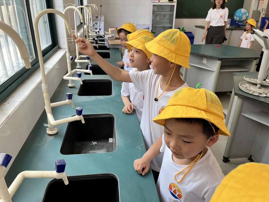 大手拉小手共建美丽庭院儿童画,大手拉小手共绘团圆梦