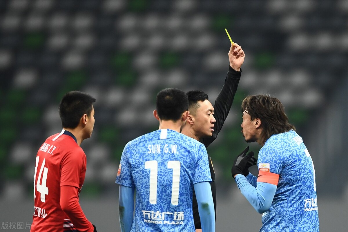 值得尊敬！保级大战上演逆转大戏，重庆队1-0战胜大连人