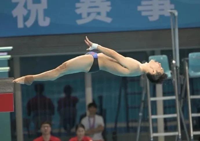 陈艾森双人默契跳水,陈艾森跳水队腹肌
