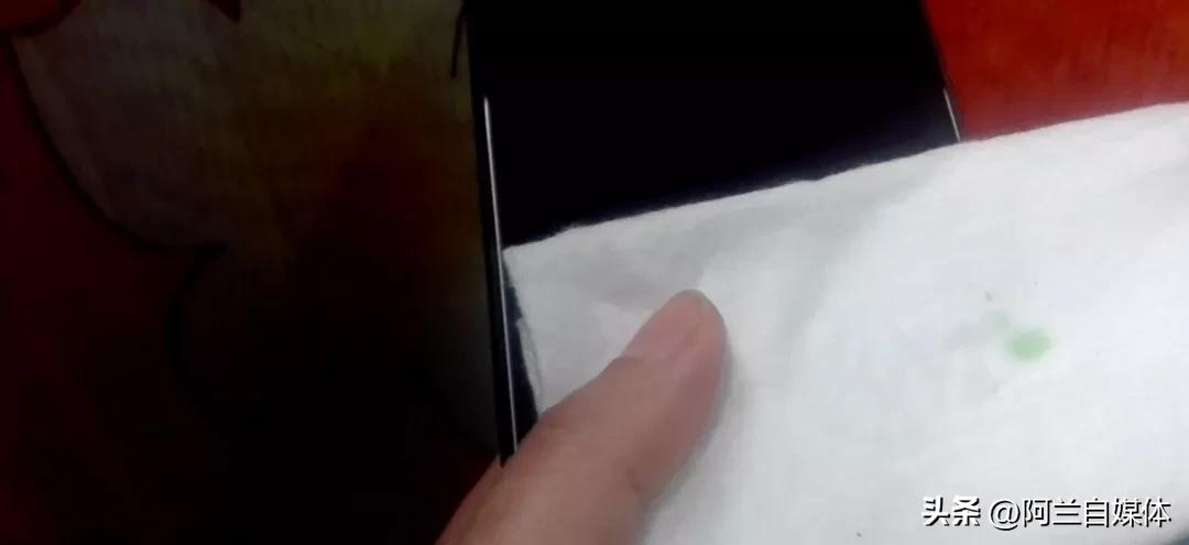 手机屏幕脏了用什么擦干净,手机屏幕脏了怎么擦才干净