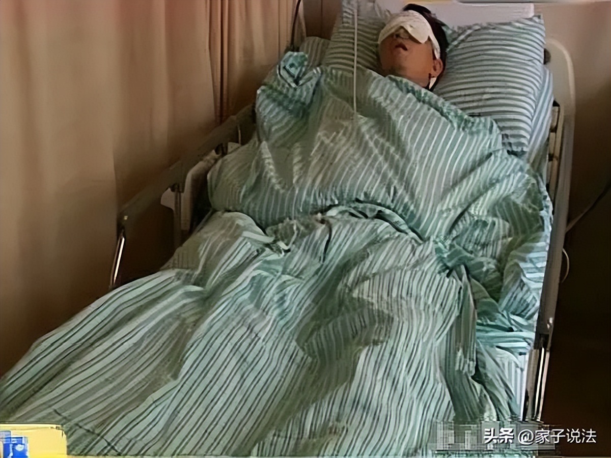 误把工业酒精当成白酒，买回去与工友饮用，造成一死一重伤，伤者将这名工人及店老板告上法院